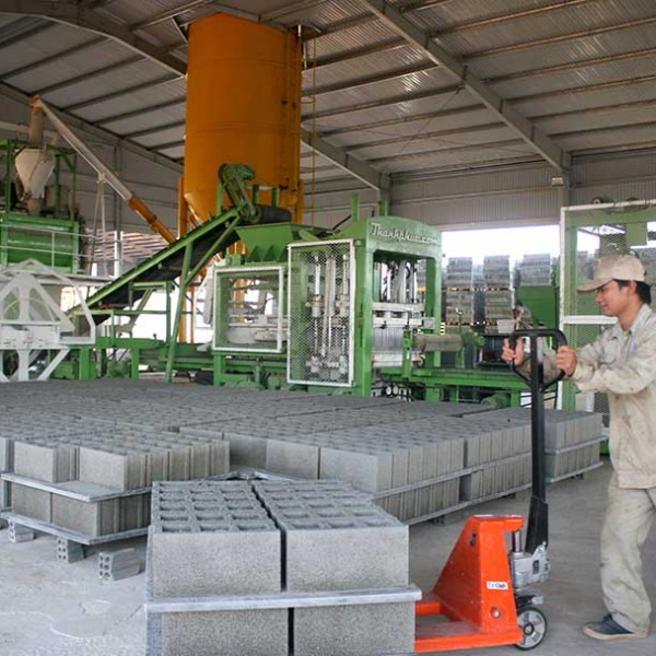 Gạch nung truyền thống tiêu tốn nguồn tài nguyên thiên nhiên, gây ô nhiễm