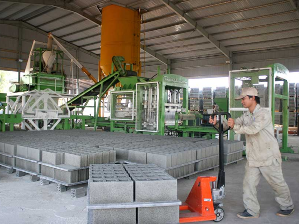 Gạch nung truyền thống tiêu tốn nguồn tài nguyên thiên nhiên, gây ô nhiễm