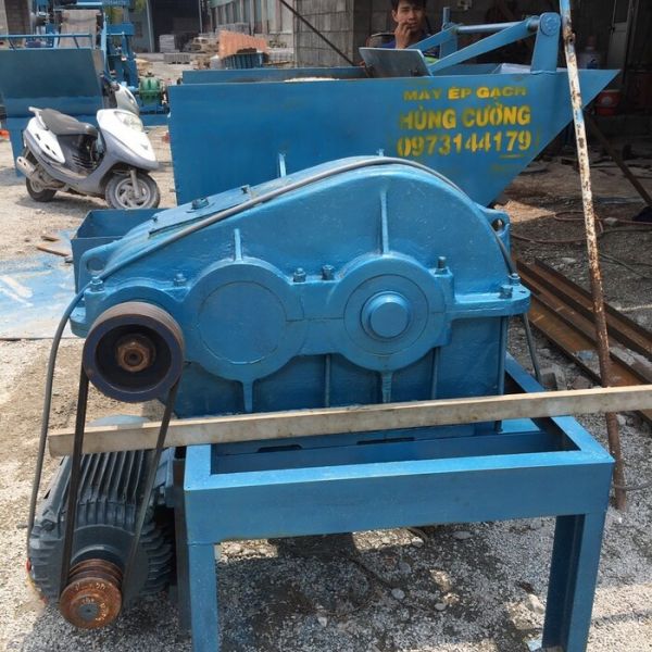 Máy ép gạch bán tự động giá tốt, chất lượng tại HÙNG CƯỜNG